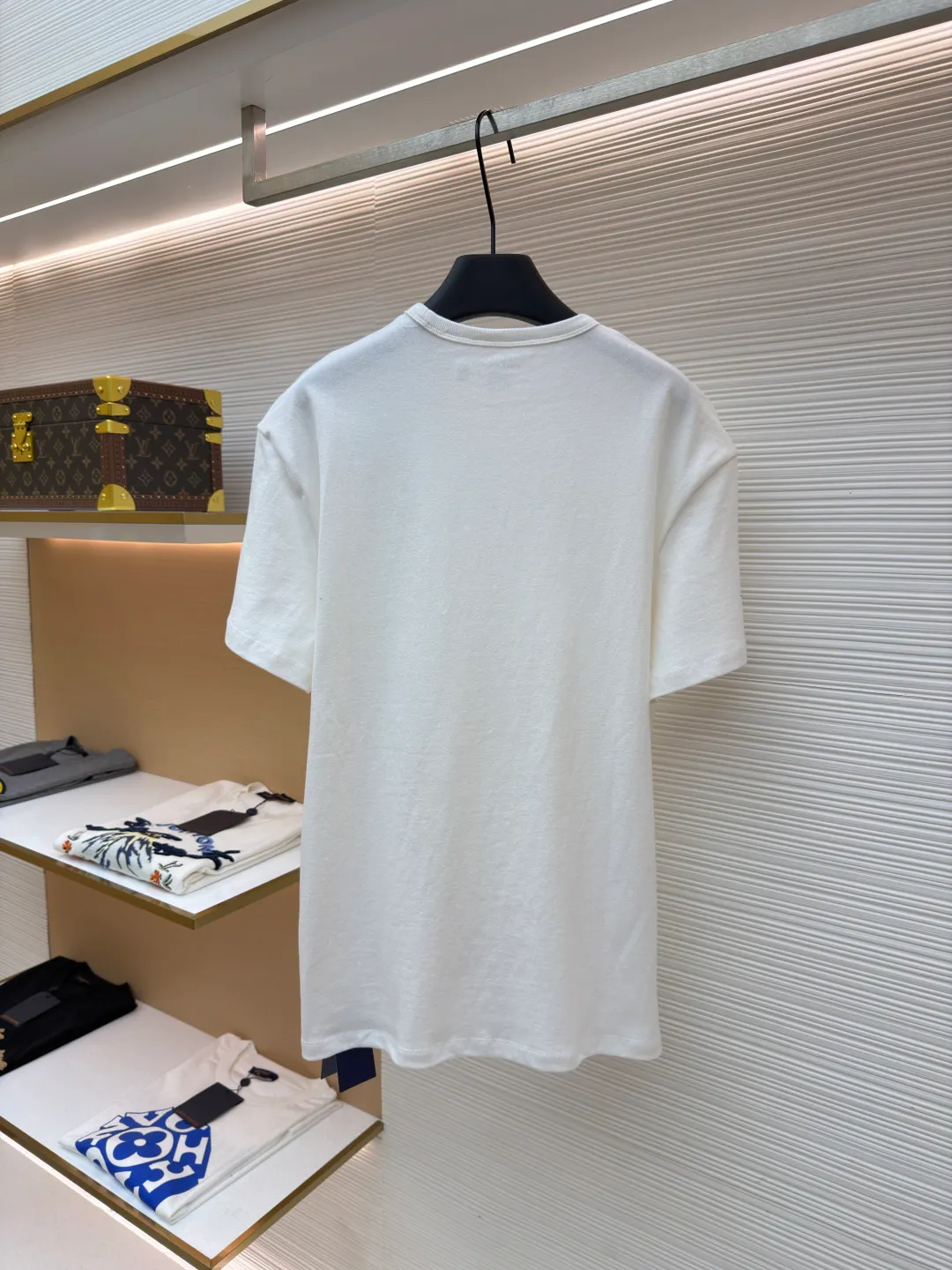 Ralph Lauren logo embroidered short sleeves ●Original version: Purchased and developed for 990 ●Item number: 1682485-X80 ●Material: linen soft plain fabric ●Technology: embroidery production ●Color: white ●Version: Fitted version ●Weight: about 270 grams ●Size: S-M-L-XL ●Description: Customized cotton and linen soft plain fabric, delicate touch, comfortable and close to the skin, with deep black as the main color Exquisite red pony logo is embellished throughout. It is highly recognizable. It brings an atmosphere of freedom and vitality. A symphony of pure and smart colors. It outlines a high-end outline with extreme simplicity and becomes the smart focus of the vision. It shows taste in silence and adopts imported machine embroidery technology. It uses advanced computer control system and precise mechanical components to realize the iconic pony embroidery operation. High precision. The lines are smooth and delicate. The fabrics have been washed. It has a better hand feel and texture. It is not easy to deform and not shrink. Not easy to fade and maintain long-lasting beauty. The overall wiring is straight and delicate, the fabric is comfortable and soft, and the color is consistent without color difference. It can be matched with the same style to create a fashionable look and control various occasions. Customized accessories, complete with three standards, same style for men and women!
